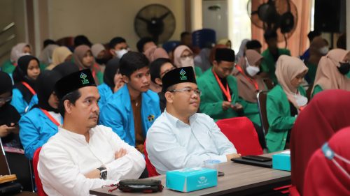 Kepala LP2M Dr. Zainal Abidin, M.Ag. (kiri) dan Ketua UPKK Dr. Taufik Hidayat, M.Psi., Psikolog saat menghadiri Pembukaan BUAF ke-6 (Foto-Humas-Yulida Rifani)