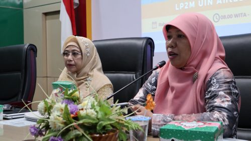 Kepala Pusat Studi Gender UIN Antasari Dr. Hj. Norlaila, M.Ag., M.Pd. saat menyampaikan laporan panitia (Foto-Humas-Achmad Magfur)