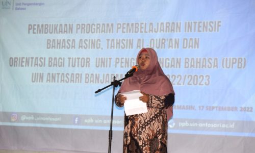 Kepala UPB UIN Antasari Dr. Hj. Fatwiyah Noor, Lc., M.Pd. saat menyampaikan laporan panitia (Foto-Humas-Hadi Rustami)