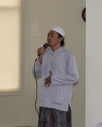 Kepala UPT Ma'had Al-Jamiah H. M. Syamusddin Noor, M.A. sedang menyampaikan laporan panitia (Foto-Humas-Hadi Rustami)