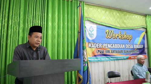 Ketua Pusat Pengabdian Dr. Nuryadin, M.Ag. saat memimpin pembacaan doa (Foto-Humas-Achmad Magfur)