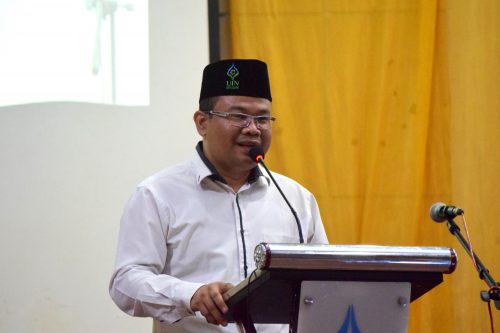 Ketua UPKK UIN Antasari Dr. Taufik Hidayat, S.Psi., Psikolog, M.Kes. saat menyampaikan laporan panitia (Foto-Humas-Hadi Rustami)