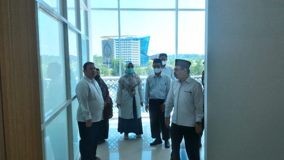 Kunjungan Rektor memantau ruang baru Dekan FUH di Kampus 2 (Foto-Humas-Achmad Magfur)