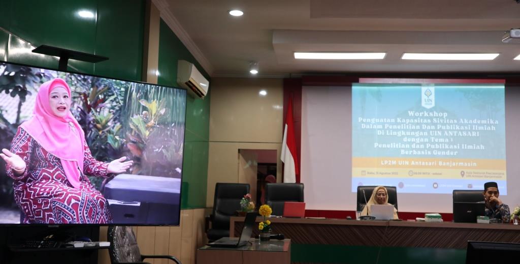 Lagu Kover BCL yang dinyanyikan Prof. Dr. Mufidah Cholil, M.Ag. ditampilkan saat Workshop Penelitian Berbasis Gender di UIN Antasari (Foto-Humas-Achmad Magfur) - Copy (2) - Copy