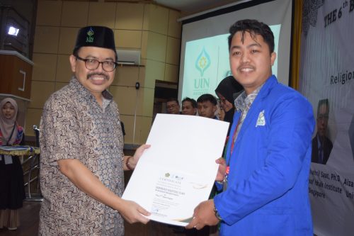 M. Hafidz Ilmi mendapat penghargaan dari Rektor UIN Antasari sebagai peringkat ke-2 Best of The Best Paper BUAF ke-6 (Foto-Humas-Hadi Rustami)
