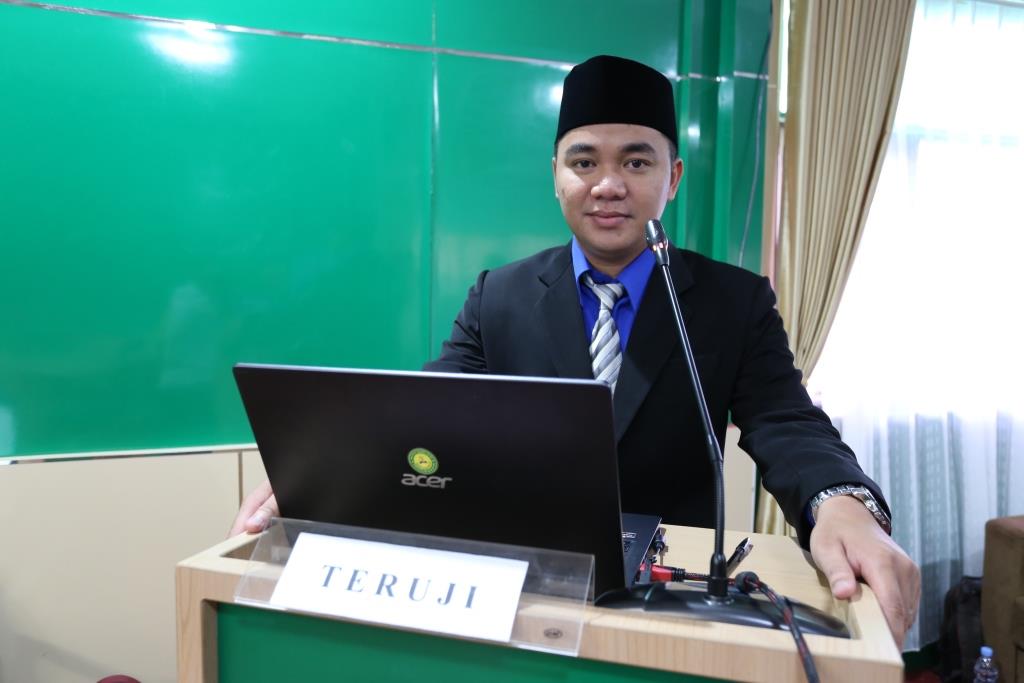 Dr. M. Sauqi, S.H.I., M.H. saat presentasi disertasi (Foto-Humas-Hadi Rustami) - kompres