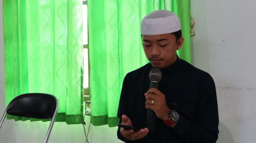 Mahasiswa STAI Darul Ulum Kandangan Muhammad Ilmi saat menjadi Qari (Foto-Humas-Achmad Magfur)