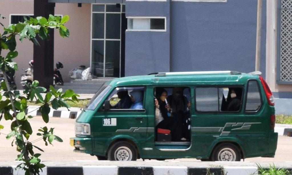 Membawa penuh penumpang, taksi hijau mengantar para mahasiswi keluar Kampus 2 UIN Antasari (Foto-Humas-Hadi Rustami)