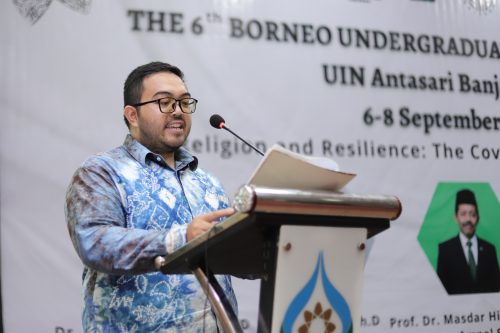 Panitia BUAF ke-6 M. Sandi Rosyadi, S.Th.I., M.A. saat mengumumkan para pemakalah terbaik (Foto-Humas-Yulida Rifani)