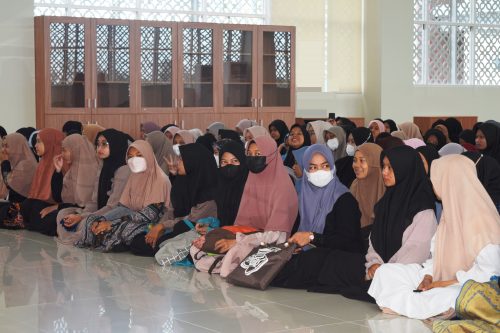 Para mahasantriwati tahap pertama kampus 2 tahun akademik 2022-2023 mengikuti pembukaan program ma'had al-jamiah (Foto-Humas-Hadi Rustami)