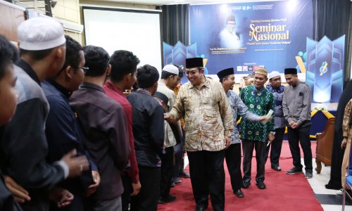 Para mahasiswa UIN Antasari antre untuk bersalaman dengan Prof. Dr. Al-Habib Said Agil Husin Al-Munawar (Foto-Humas-Hadi Rustami)