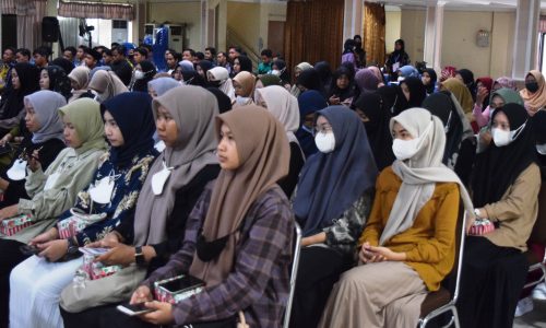 Para mahasiswa baru mengikut acara pembukaan KBMM 2022 (Foto-Humas-Hadi Rustami)