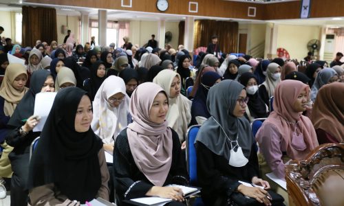 Para mahasiswi UIN Antasari antusias mengikuti Seminar bersama mantan Menag RI (Foto-Humas-Hadi Rustami)