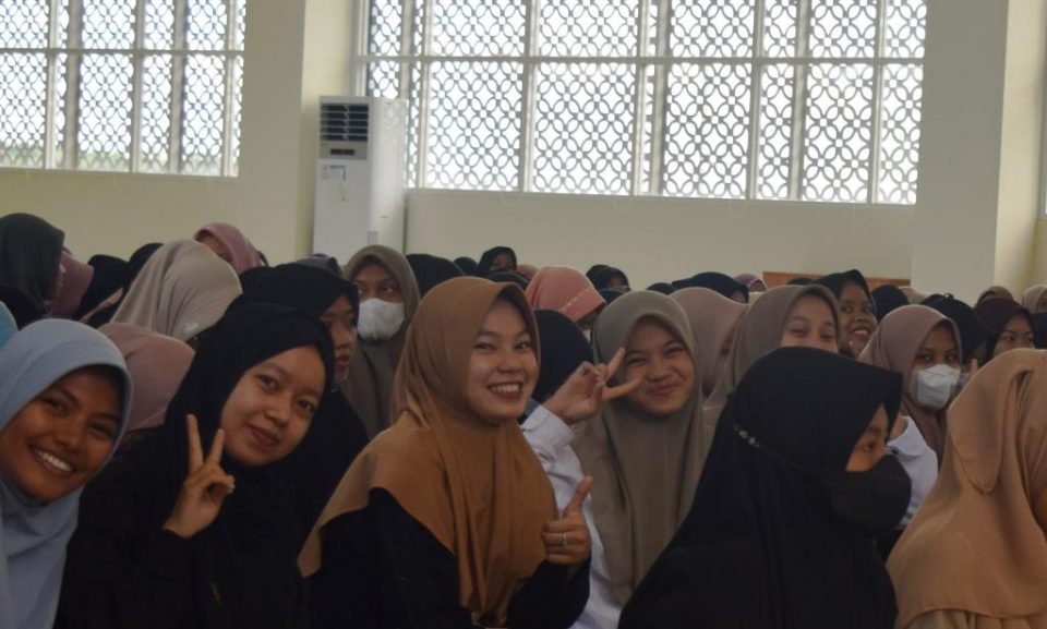 Para mahasiswi berbahagia mengikuti program ma'had al-jamiah (Foto-Humas-Hadi Rustami) - kompres