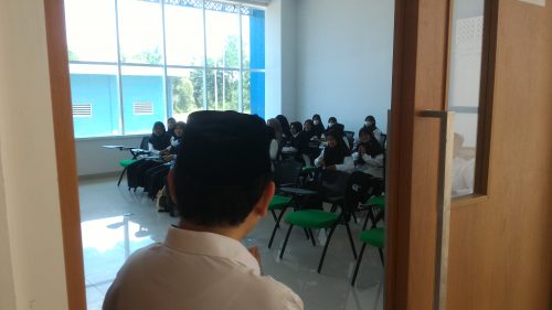 Para mahasiswi menyambut gembira kunjungan Rektor (Foto-Humas-Achmad Magfur)