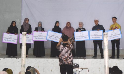 Para pemenang lomba membaca berita berbahasa asing (Foto-Humas-Hadi Rustami)