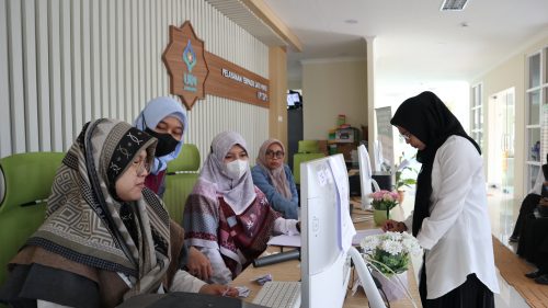 Para petugas Mikwa UIN Antasari sedang melayani pembuatan KTM Mahasiswa baru (Foto-Humas-Achmad Magfur)