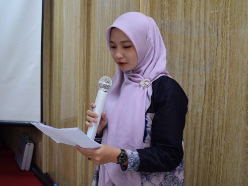 Pegawai LP2M UIN Antasari Lia Agustina saat memandu acara pembuka (Foto-Humas-Hadi Rustami)