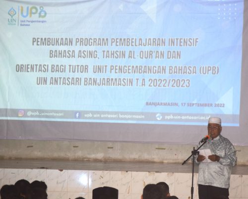 Pembacaan doa oleh tokoh ulama Kalsel yang juga tutor senior UPB UIN Antasari K.H. Abdussamad Sulaiman, Lc. (Foto-Humas-Hadi Rustami)