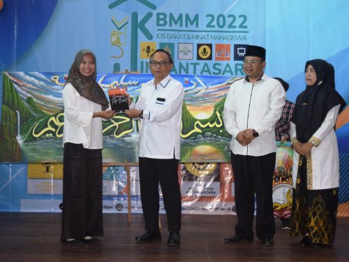 Penyerahan hasil karya Kios Menulis Kreatif oleh Sang Pembina Febrinawati Yusup, M.Pd. kepada Wakil Rektor Bidang Kemahasiswaan dan Kerja Sama Dr. Irfan Noor, M.Hum. (Foto-Humas-Hadi Rustami)