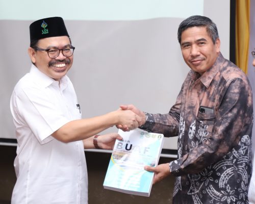 Penyerahan kenang-kenangan BUAF ke-6 kepada Dr. H. Muhammad Abzar Duraesa, M.Ag (WR UIN Samarinda) oleh Rektor UIN Antasari (Foto-Humas-Yulida Rifani)