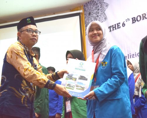 Pratiwi Amalia Putri (IAIN Pontianak) raih peringkat 1 sebagai pemakalah terbaik di panel 4 BUAF ke-6 (Foto-Humas-Hadi Rustami)