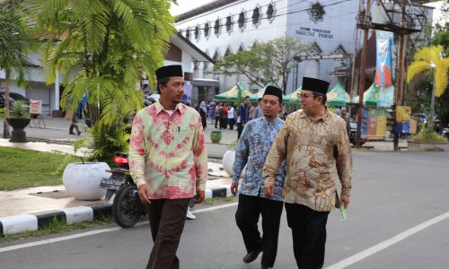 Prof. Dr. H. Said Agil Husin Al Munawar (tengah) sedang berjalan menuju Gedung Rektorat Kampus 1 UIN Antasari (Foto-Humas-Hadi Rustami)