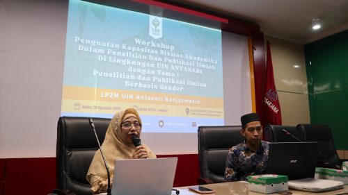 Prof. Dr. Hj. Mufidah Cholil, M.Ag. saat menjadi narasumber Pelatihan Penelitian Berbasis Gender di UIN Antasari (Foto-Humas-Achmad Magfur)
