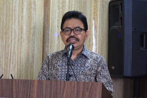 Rektor Prof. Dr. H. Mujiburrahman, M.A. saat memberikan sambutan pembuka acara (Foto-Humas-Hadi Rustami)