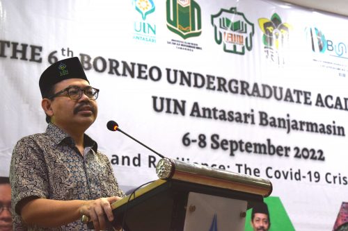 Rektor UIN Antasari Prof. Dr. H. Mujiburrahman, M.A. saat memberikan sambutan penutup (Foto-Humas-Hadi Rustami)