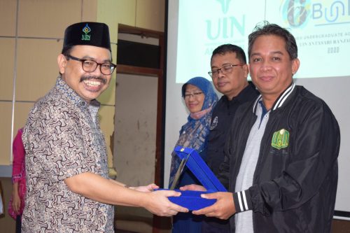 Rektor UIN Antasari serahkan penghargaan Juara Umum Best Paper kepada Kontingen UINSI Samarinda (Foto-Humas-Hadi Rustami)