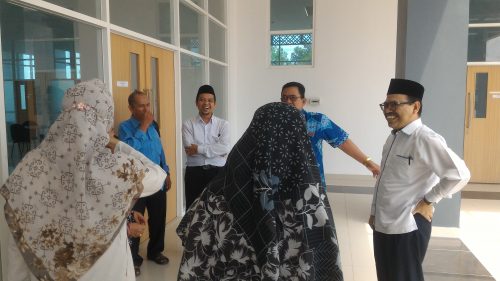 Rektor disambut pimpinan FUH di kampus 2 (Foto-Humas-Achmad Magfur)