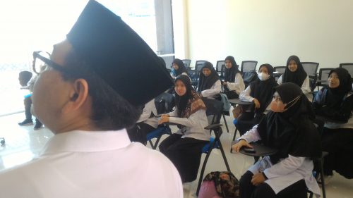 Rektor mencek kelengkapan proyektor dan papan tulis di kampus 2 (Foto-Humas-Achmad Magfur)