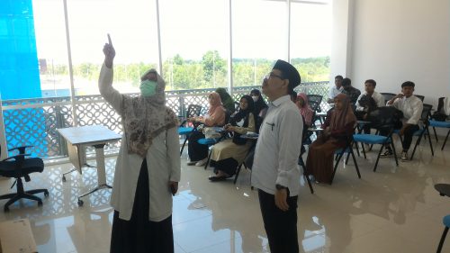 Rektor sedang memeriksa alat proyektor di kampus 2 (Foto-Humas-Achmad Magfur)