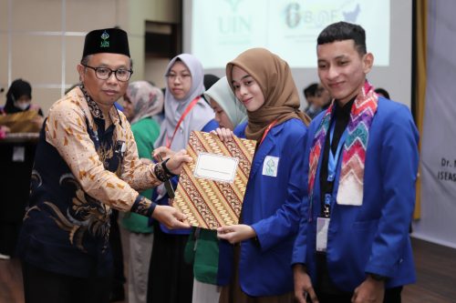 Safira Mudiatul Atiah & Riski Saputra Peraih Best Group Presentation di Panel 5 BUAF ke-6 (Foto-Humas-Yulida Rifani)