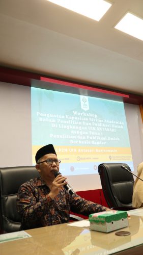 Sekretaris LP2M UIN Antasari Drs. H. Emroni, M.Ag. saat membuka acara (Foto=Humas-Achmad Magfur)