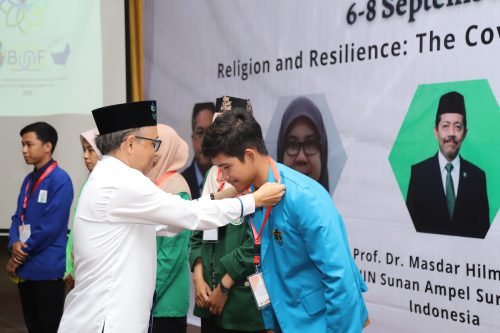 Simbolis peresmian peserta BUAF ke-6 oleh Wakil Rektor UIN Antasari Dr. Irfan Noor, M.Hum. (Foto-Humas-Yulida Rifani)