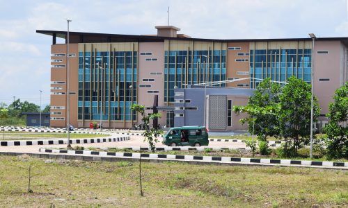 Taksi hijau saat melintasi Gedung Perpustakaan Kampus 2 UIN Antasari (Foto-Humas-Hadi Rustami) - 2