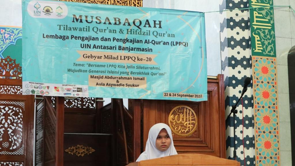 Tegang, Raida Navila menanti pembacaan soal dari dewan juri (Foto-Humas-Achmad Magfur) - Kompres