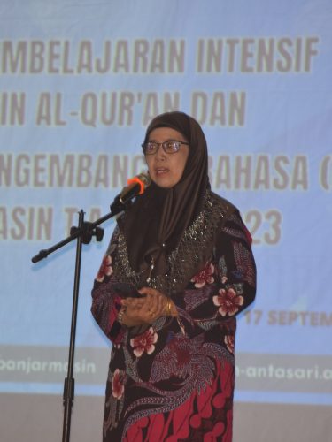 Wakil Rektor UIN Antasari Bidang Akademik dan Kelembagaan Dr. Hj. Nida Mufidah, M.Pd. (Foto-Humas-Hadi RUstami)