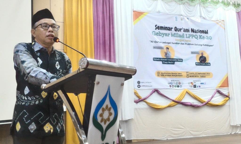 Wakil Rektor UIN Antasari Bidang Kemahasiswaan dan Kerja Sama Dr. Irfan Noor, M.Hum saat membuka rangkaian peringatan Milad ke-20 UKM LPPQ UIN Antasari (Foto-Humas-Achmad Magfur)