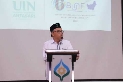 Wakil Rektor UIN Antasari Bidang Kemahasiswaan dan Kerja Sama Dr. Irfan Noor, M.Hum. saat menyampaikan laporan panitia (Foto-Humas-Yulida Rifani)