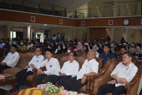 Wakil Rektor dan para wakil dekan bidang kemahasiswaan dan kerja sama saat hadir di pembukaan KBMM 2022 (Foto-Humas-Hadi Rustami)