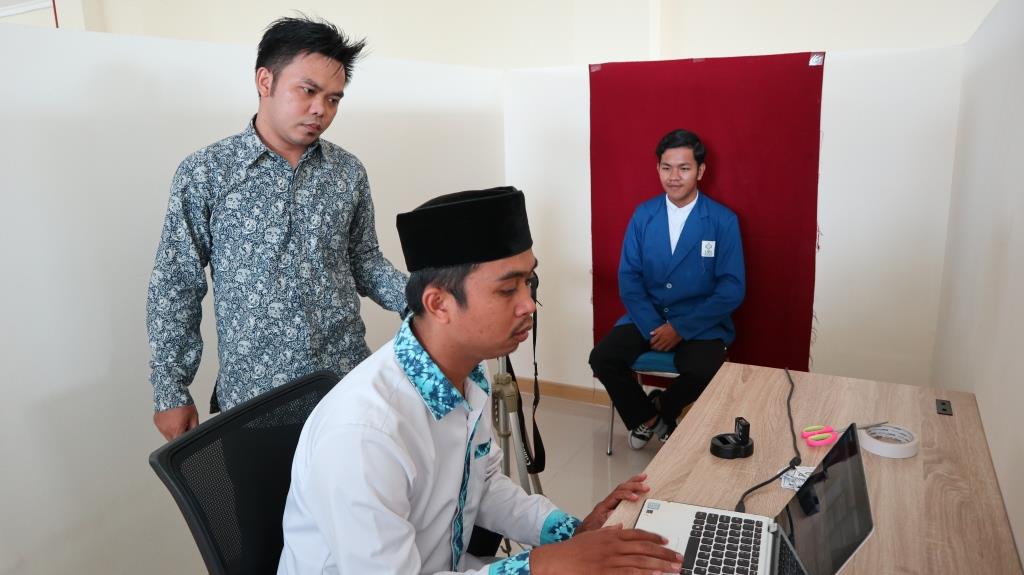 para petugas sedang melakukan proses pengambilan foto (Foto-Humas-Hadi Rustami) - kompres