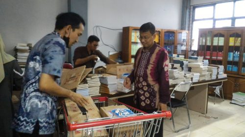 Banyaknya buku yang diangkut dari Perpustakaan LP2M UIN Antasari (Foto-Humas-Achmad Magfur)
