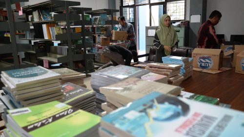 Banyaknya koleksi Perpustakaan LP2M UIN Antasari yang dipindah (Foto-Humas-Achmad Magfur)