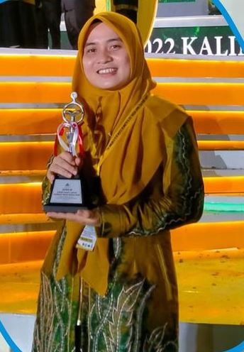 Desyana Mustafa, Alumnus Pendidikan Matematika UIN Antasari (Khaththathah Terbaik 3 Cabang Khat Al-Qur'an Golongan Hiasan Mushaf)