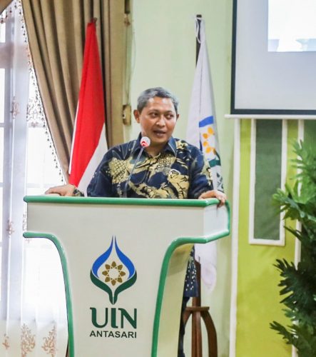 Direktur Kelembagaan Kemendikbudristek RI Dr. Lukman, S.T., M.Hum. saat memberikan arahan penguatan kelembagaan (Foto-Humas-Hadi Rustami)