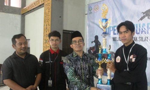 Karo AAK menyerahkan trofi juara umum ke Kontingen SMAN 10 Banjarmasin (Foto:UKM-BD untuk Humas)