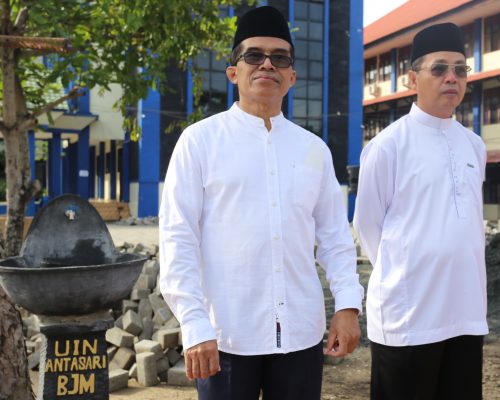 Karo Administrasik Akademik, Kemahasiswaan, dan Kerja Sama UIN Antasari Drs. Rijalul Faqih, M.Si. ikut menghadiri Apel Hari Santri 2022 (Foto-Humas-Hadi Rustami)